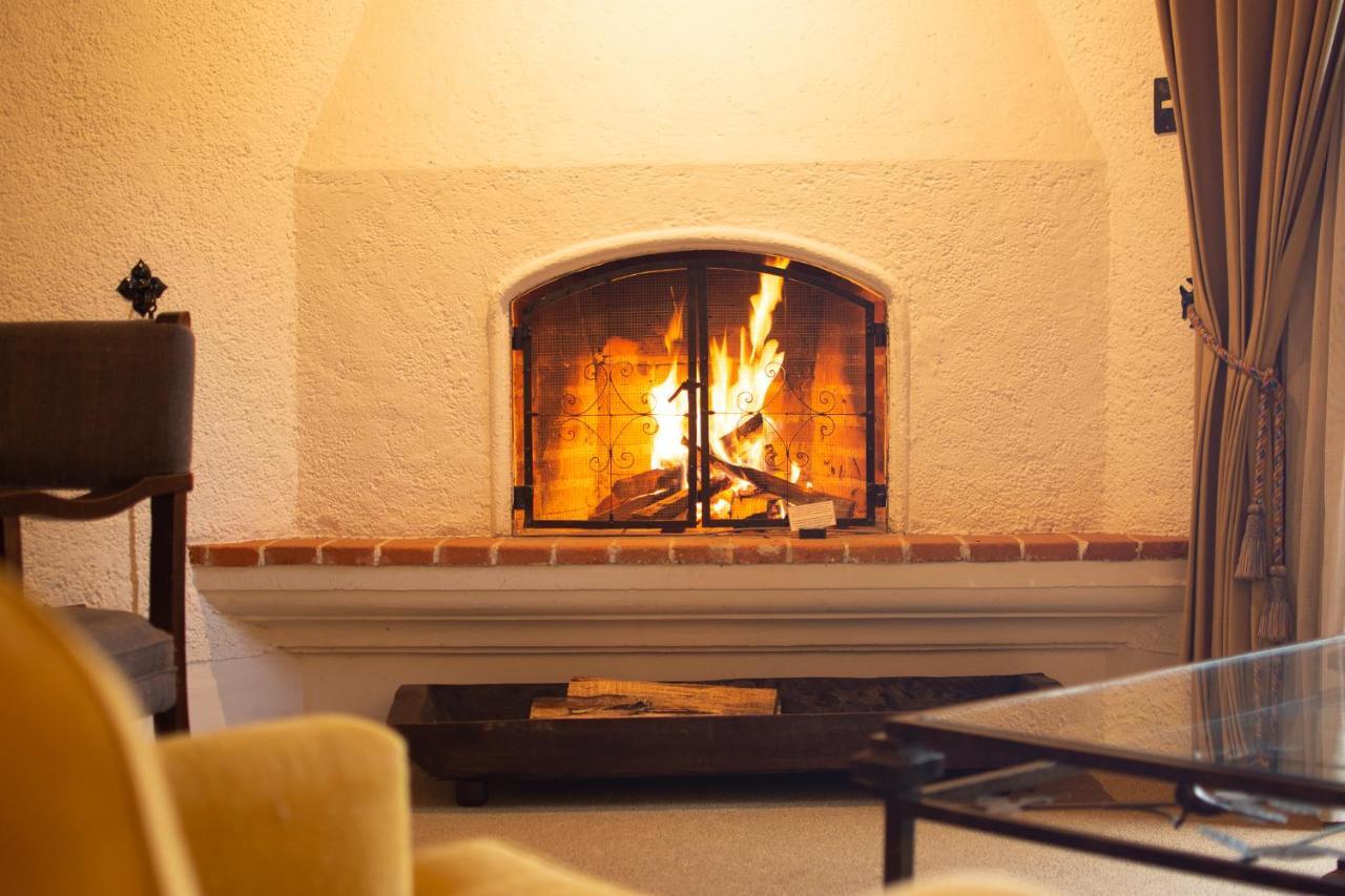 Hotel Museo Spa Casa Santo Domingo Antigua Luaran gambar A fireplace
