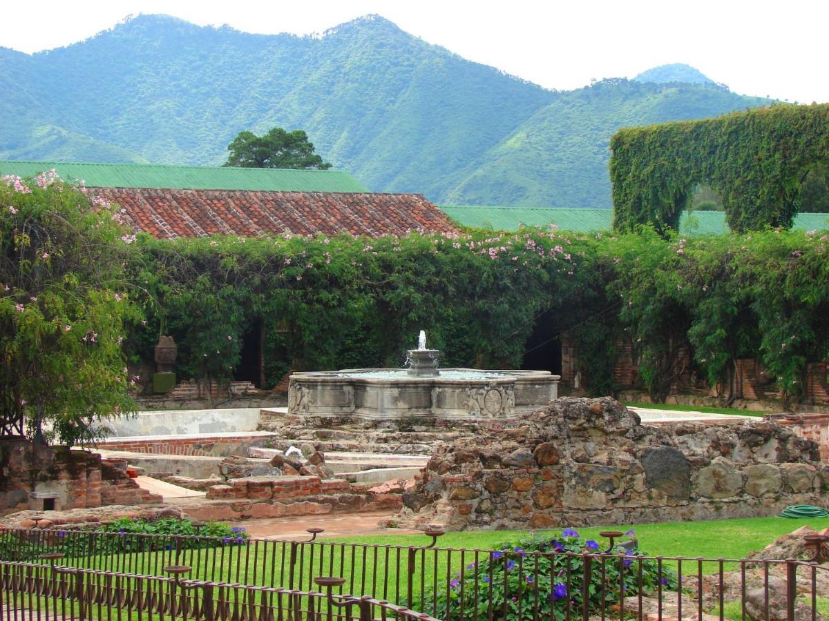 Hotel Museo Spa Casa Santo Domingo Antigua Luaran gambar Fountain at the entrance of the park